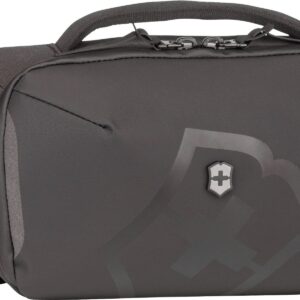 Die hochwertige Crossbody Bag von Victorinox ist aus wasserabweisendem Polyester gefertigt und eignet sich perfekt für Reisen und Freizeitaktivitäten. Sie ist ein praktischer Begleiter