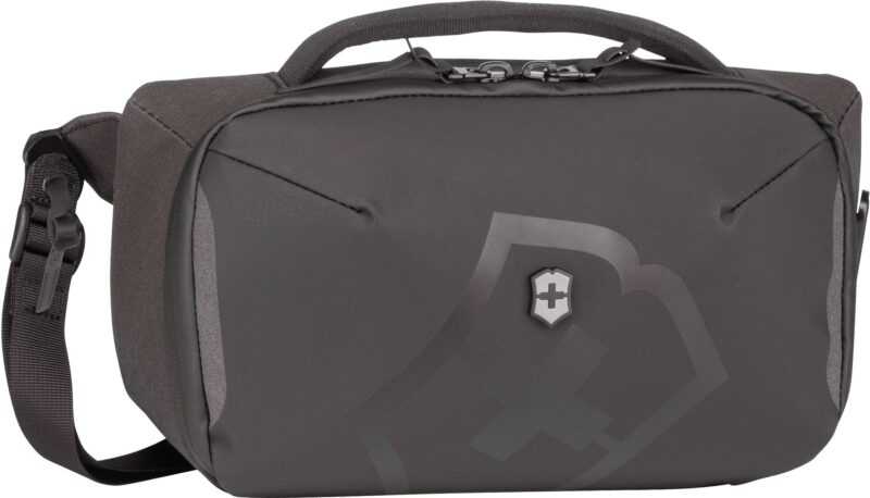 Die hochwertige Crossbody Bag von Victorinox ist aus wasserabweisendem Polyester gefertigt und eignet sich perfekt für Reisen und Freizeitaktivitäten. Sie ist ein praktischer Begleiter